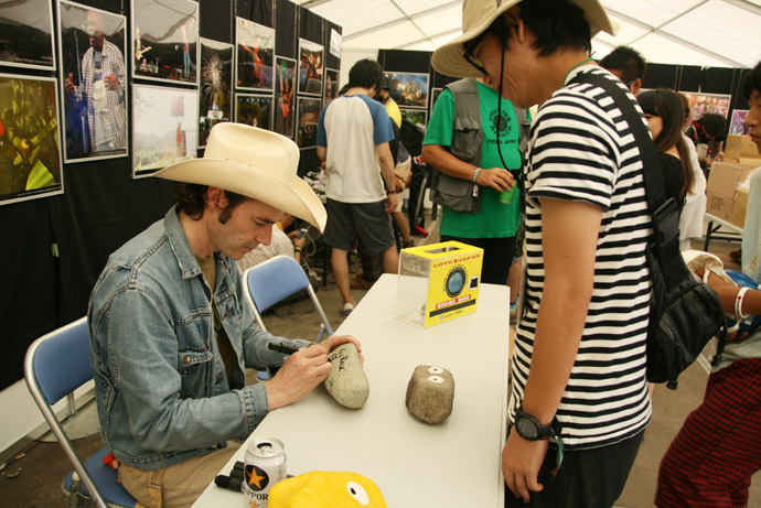 ゴードンチャリティーサイン会 | FUJIROCK EXPRESS'12｜フジロック会場