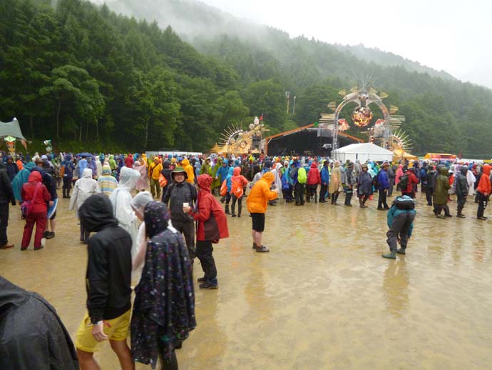 雨のオレンジコート | FUJIROCK EXPRESS '13 | フジロック会場