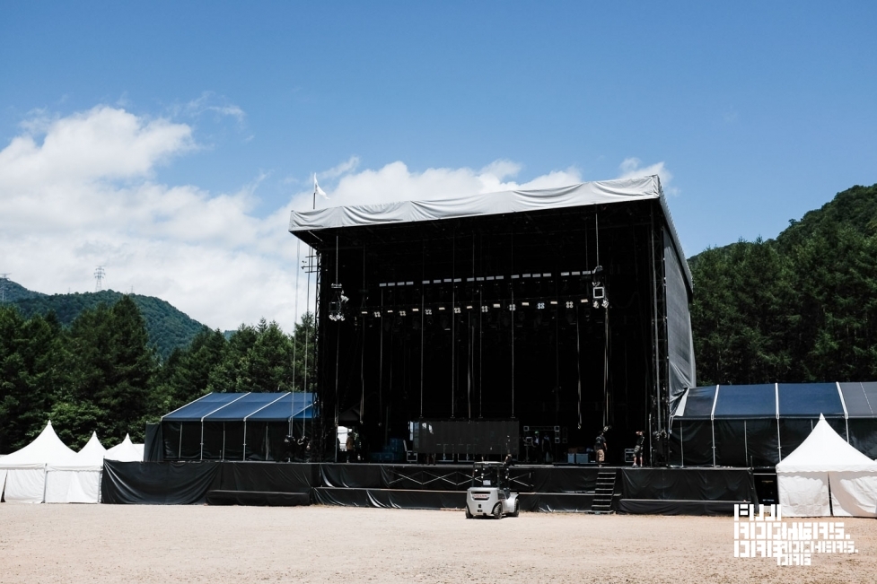 White Stage without speakers