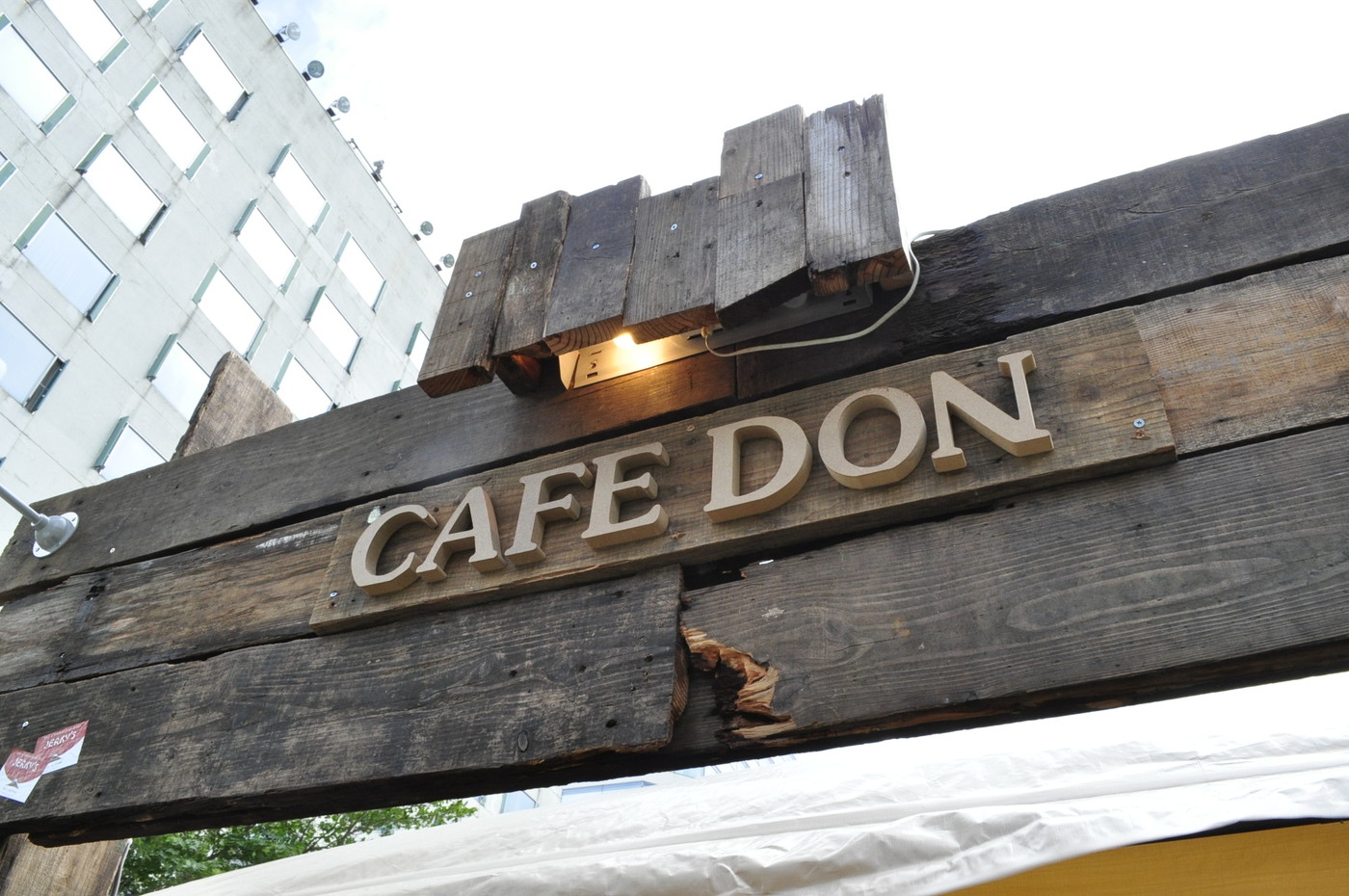 CAFE DONは、18時にOPEN