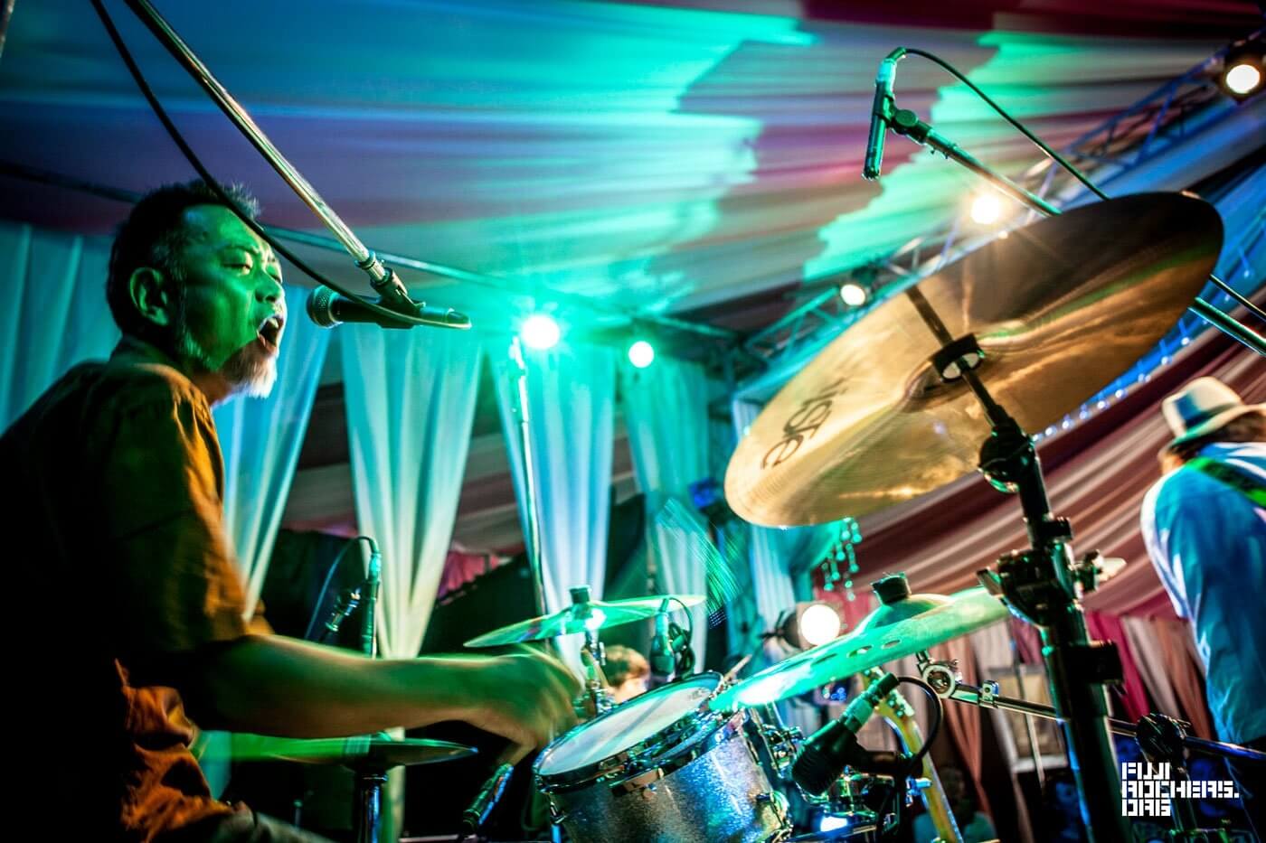 AO YOUNG & FLYING GIMMY’S