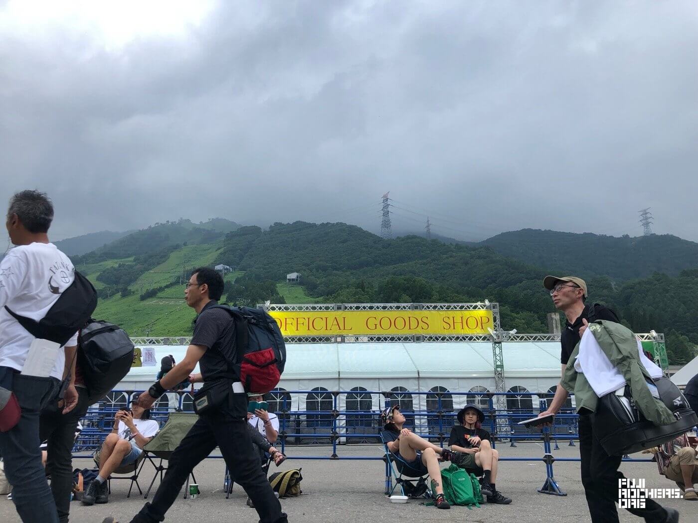 ごつめの雨雲が…