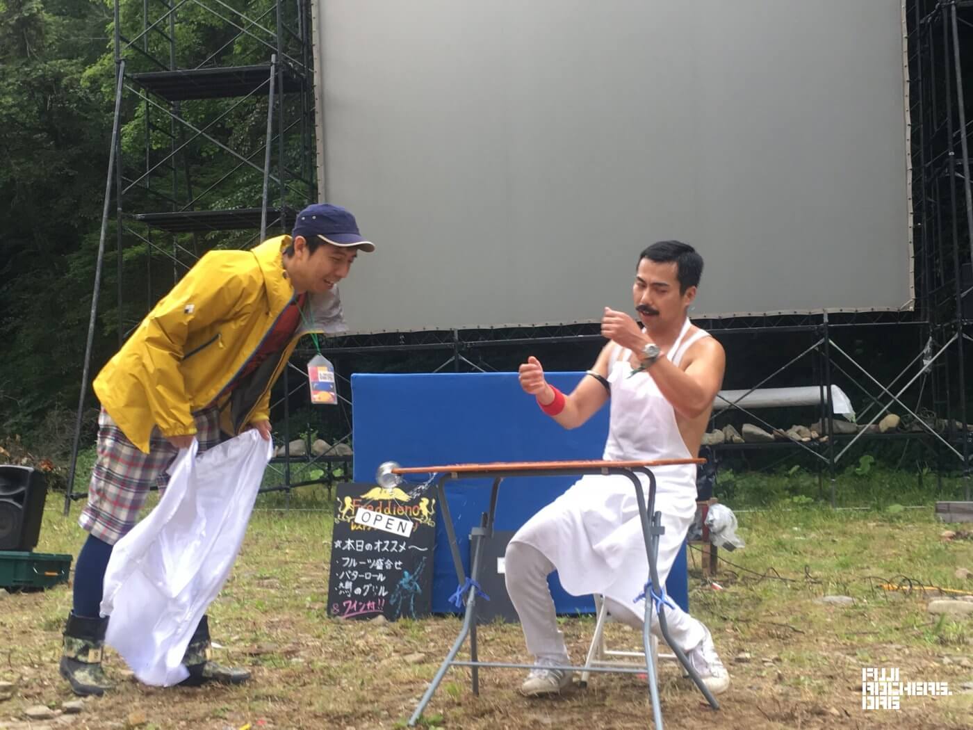 お父さん、フレディにつかまる