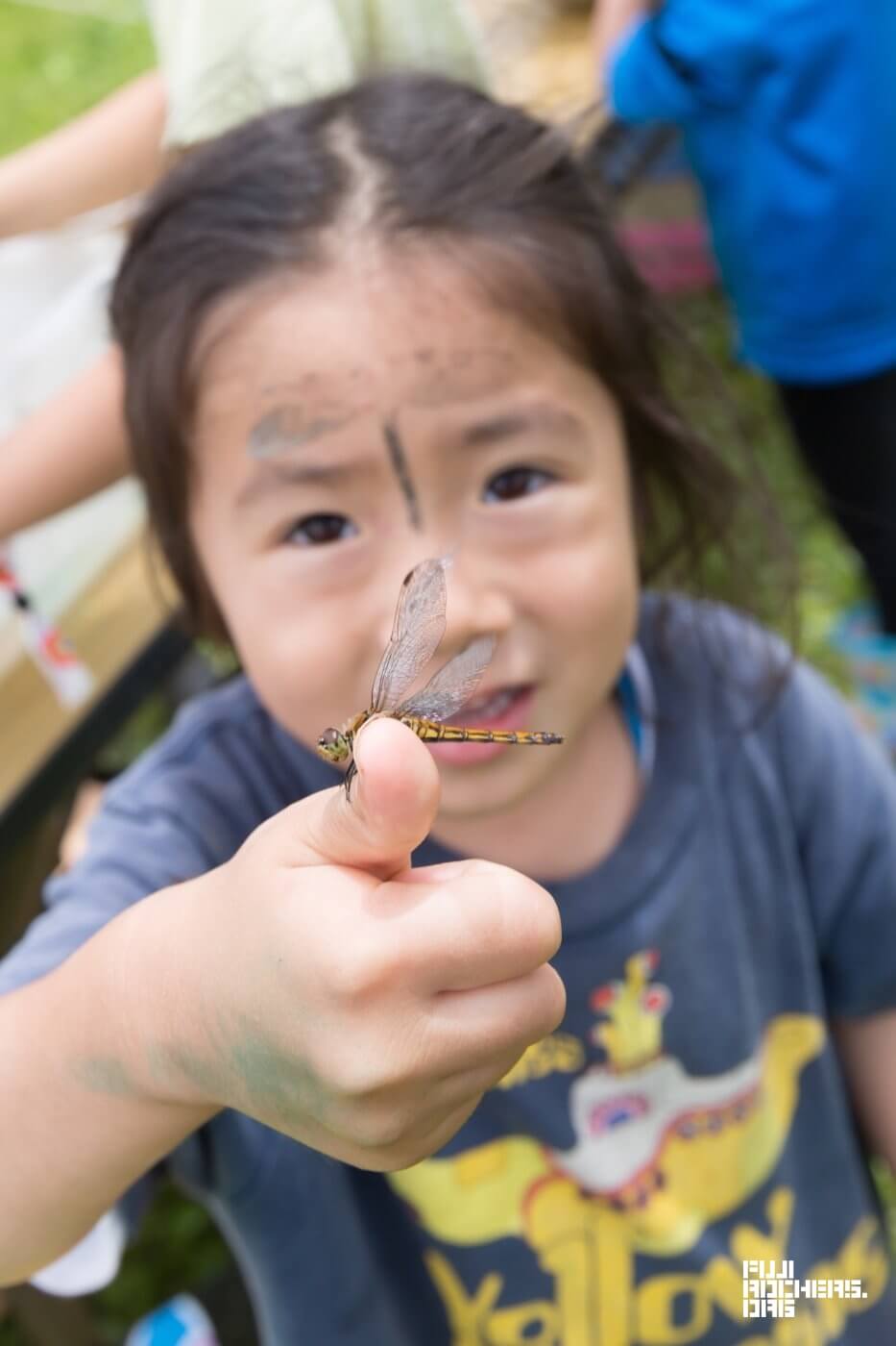 トンボに霧吹きに夢中