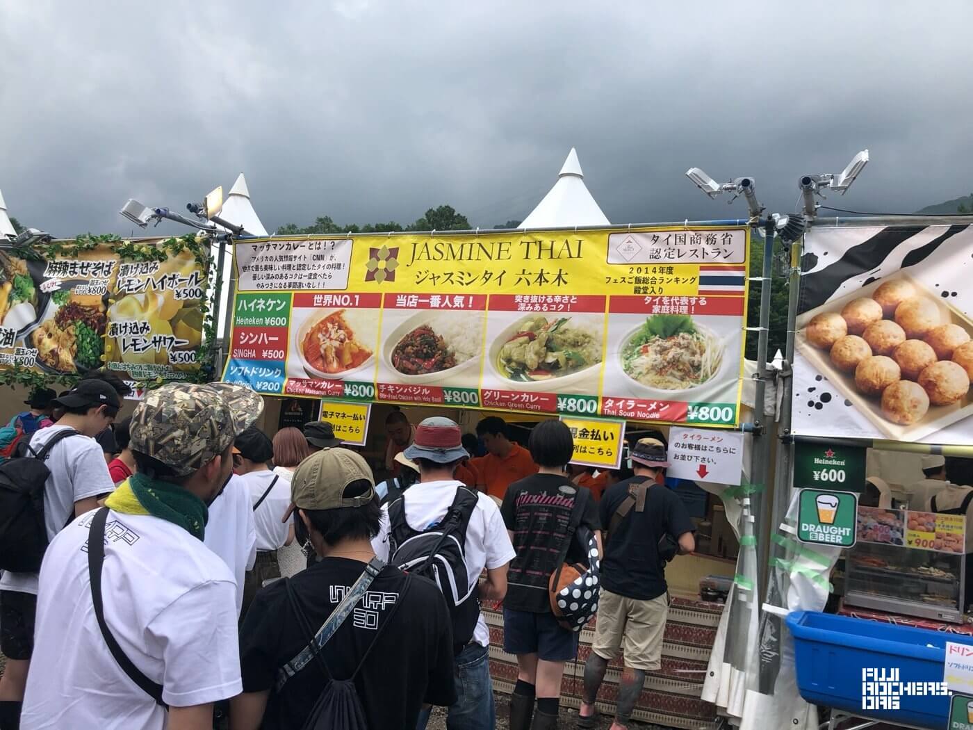 マッサマンカレー&チキンバジルあいがけ