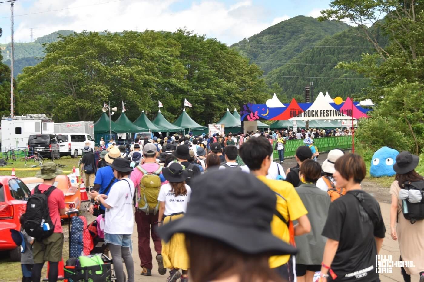 2日目入場ゲート前からグリーンの様子