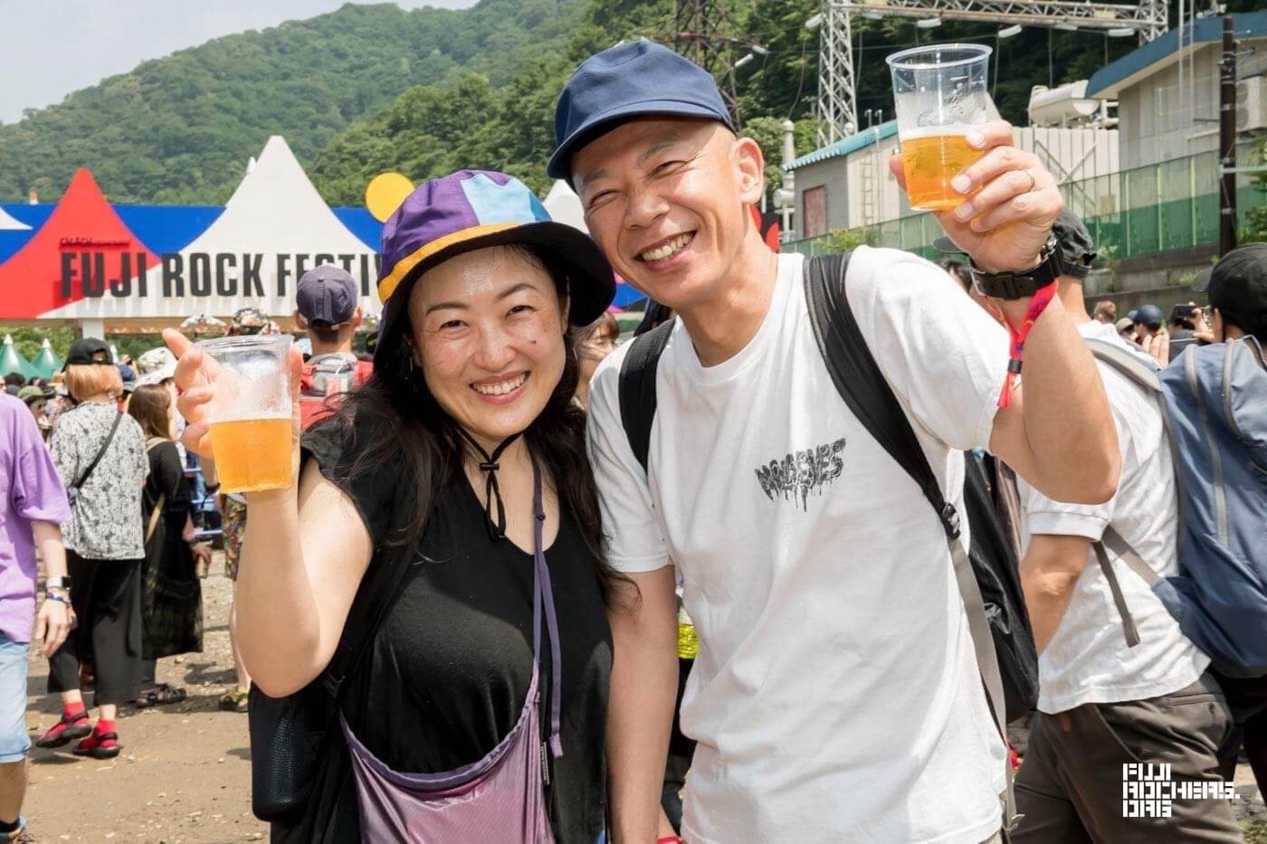 20人くらいいる仲間たちの中に新婚さん!