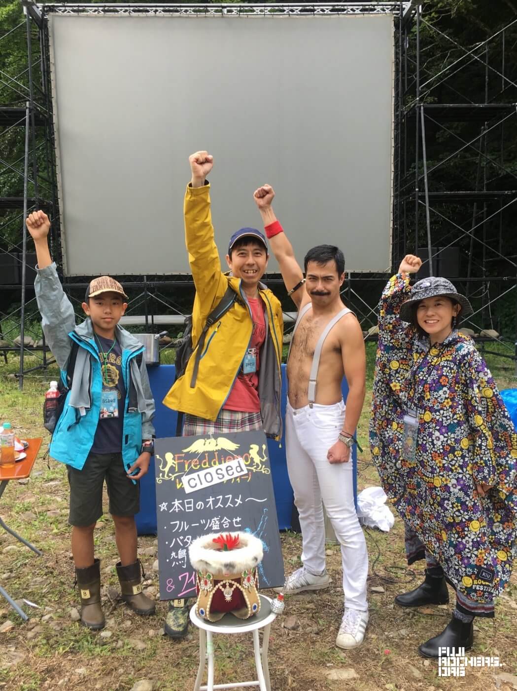 お父さん、フレディにつかまる