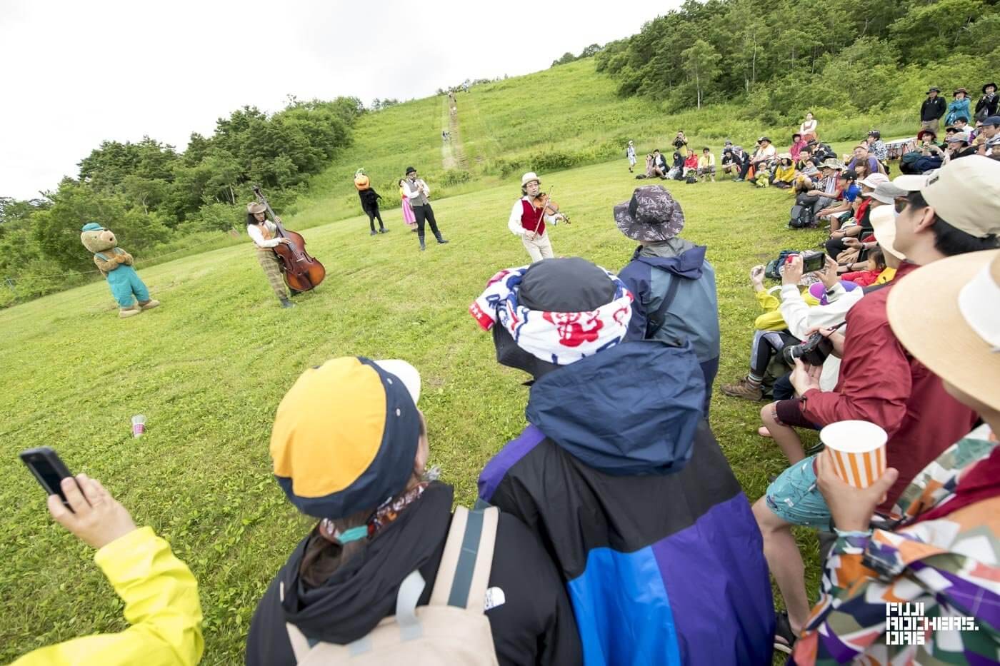 天空の住人、怪しい3人組のライブ!