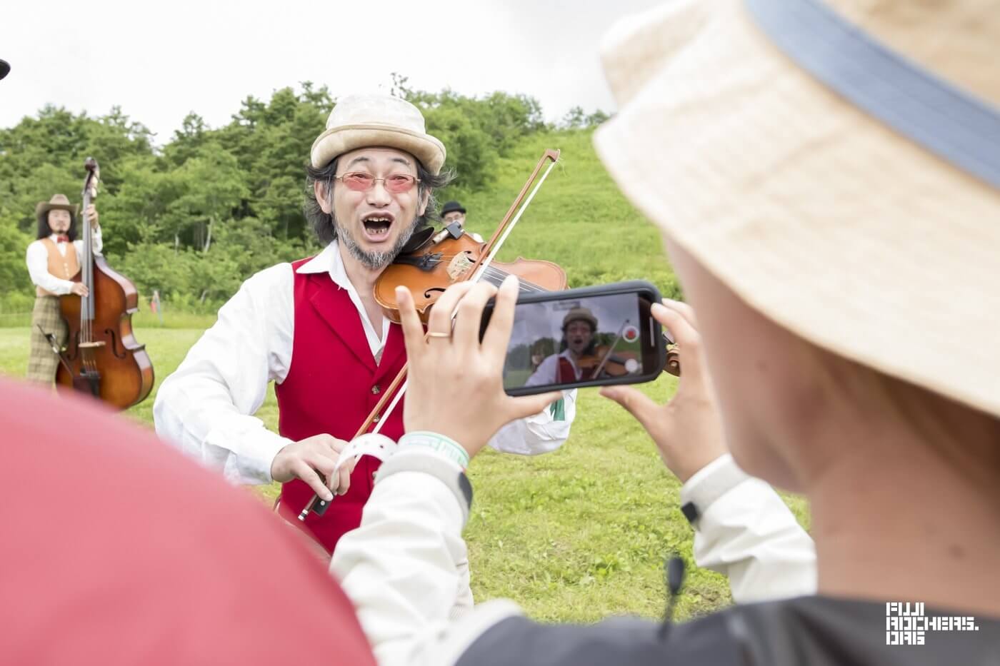天空の住人、怪しい3人組のライブ!