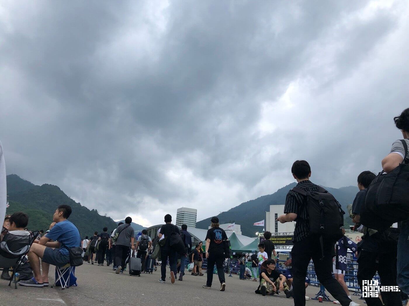 ごつめの雨雲が…