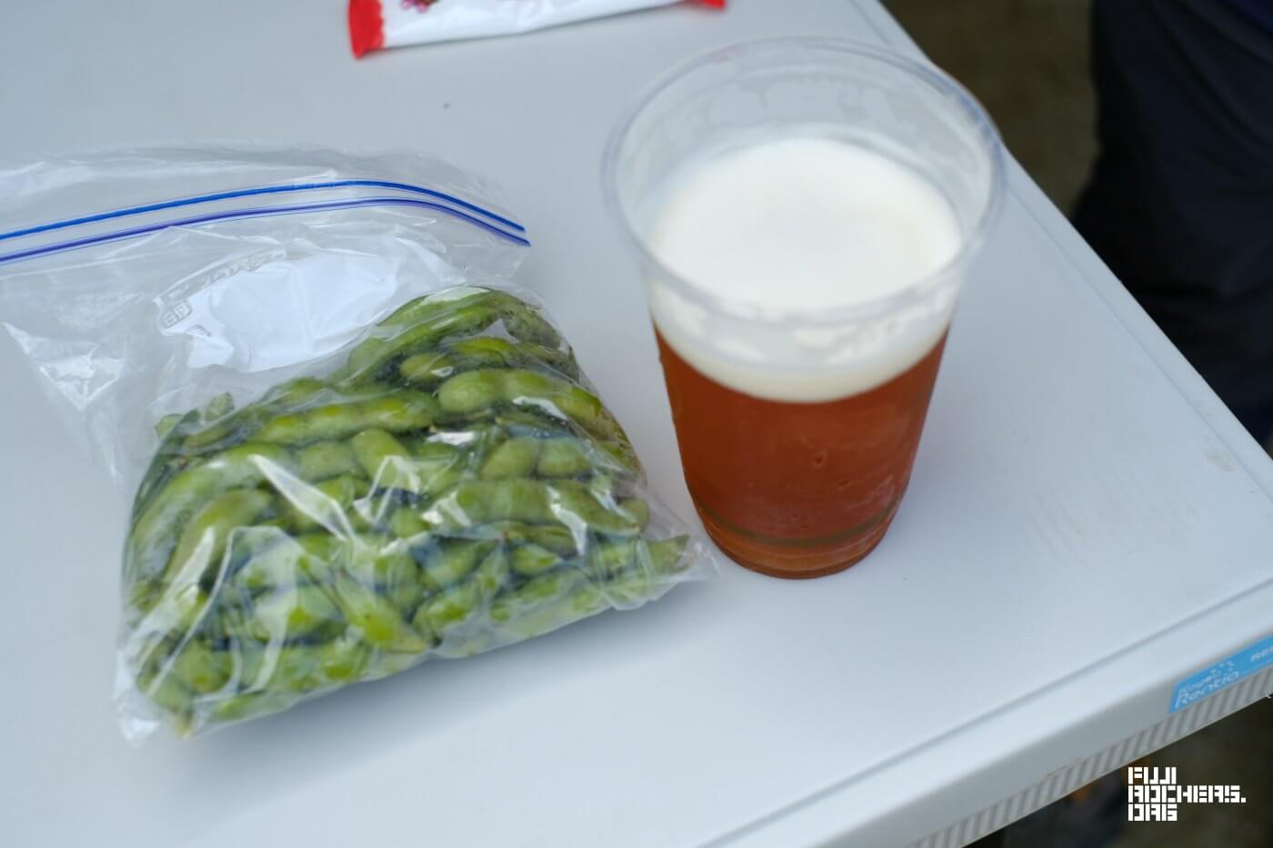 音楽を聴きながら、飲んで寝て食べて。