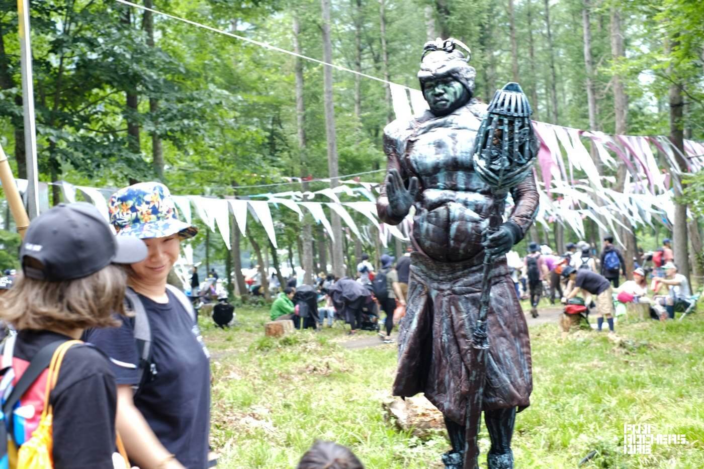 動かぬ銅像?人?