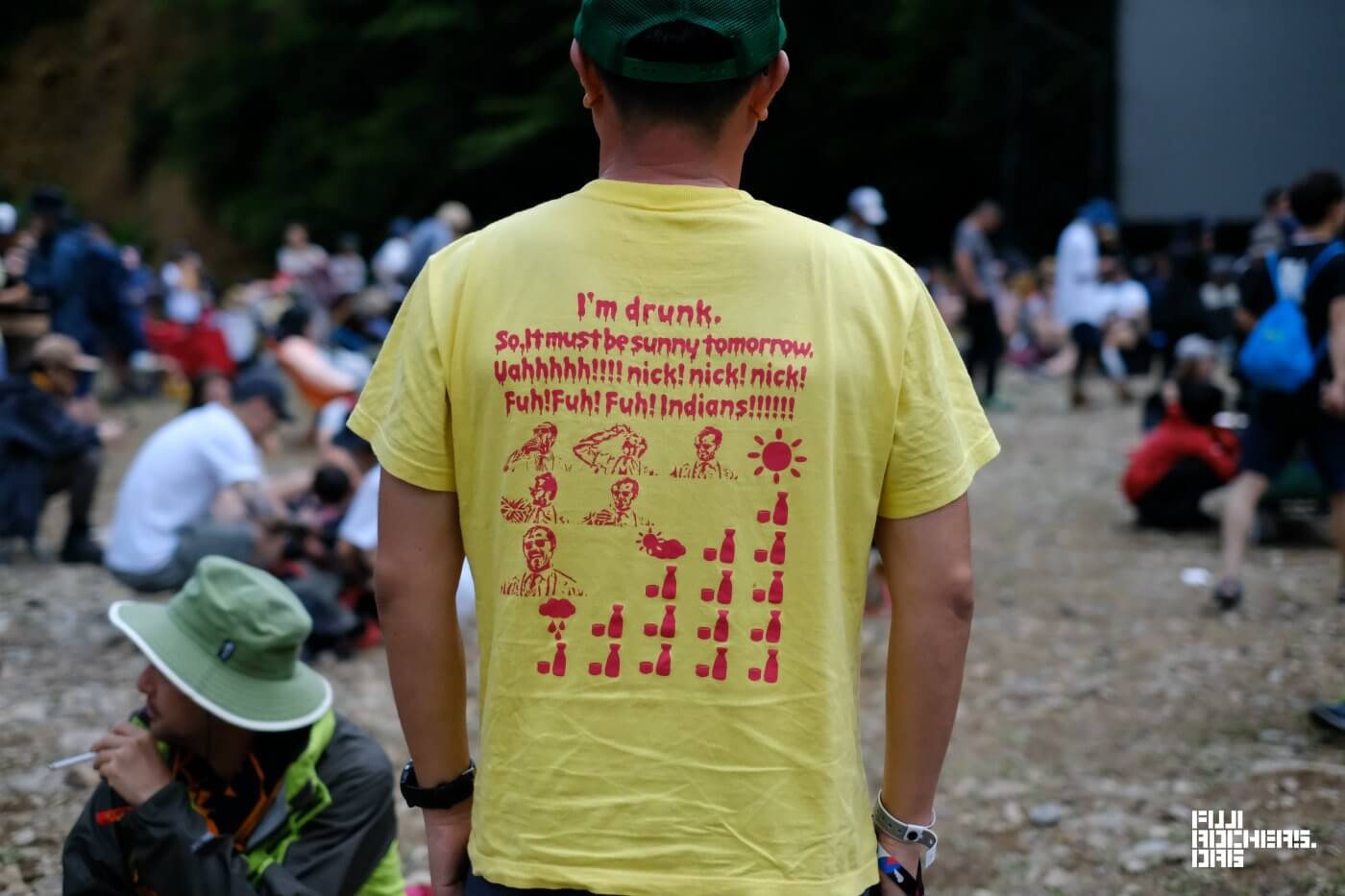 前夜祭にたくさん飲むことで、晴天を祈願する人たち