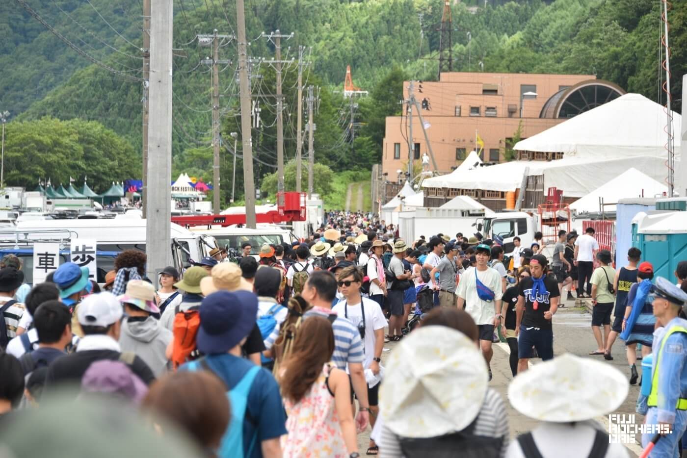 2日目入場ゲート前からグリーンの様子