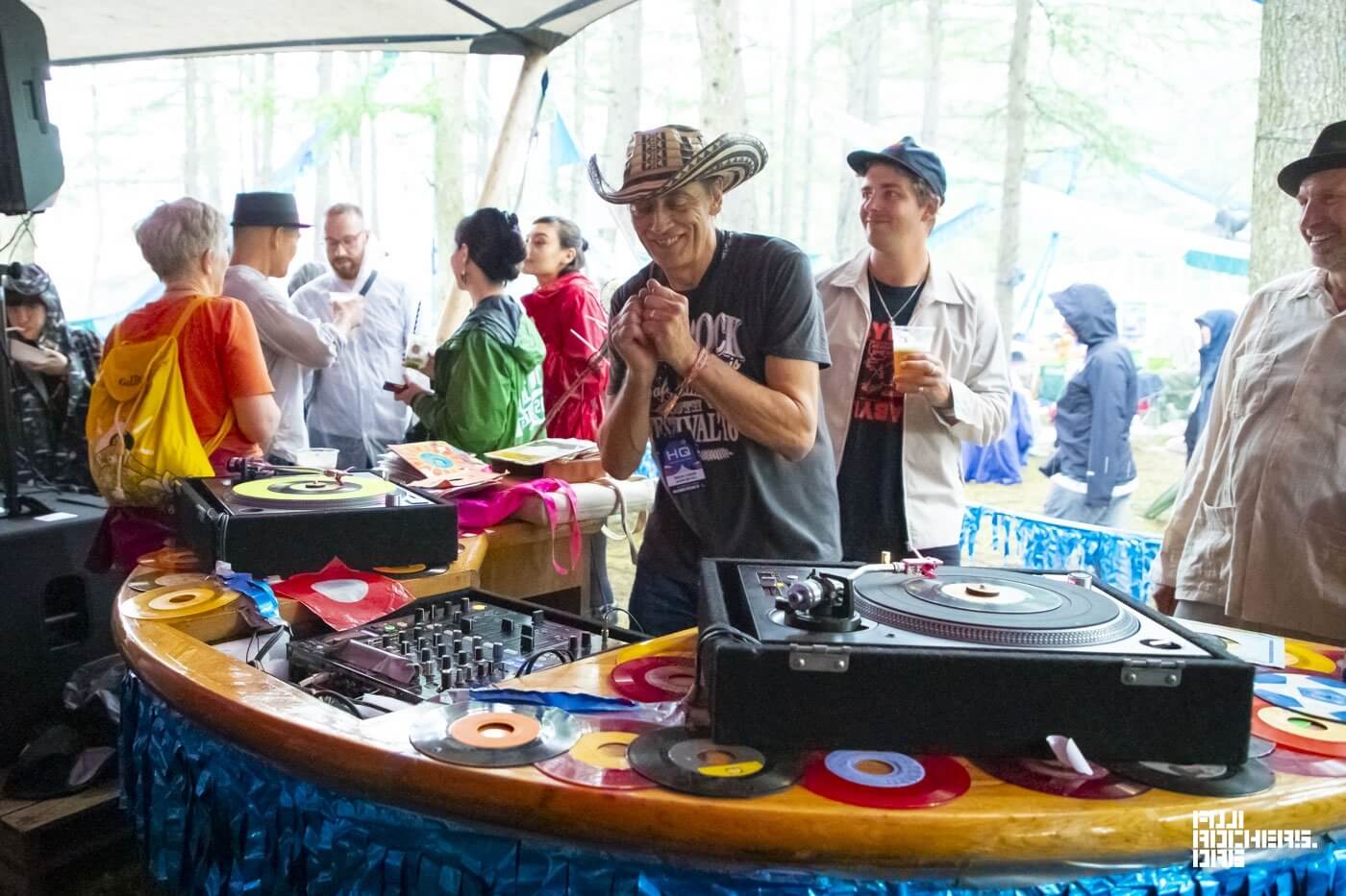 CUMBIA KID meets CHONTA DJ