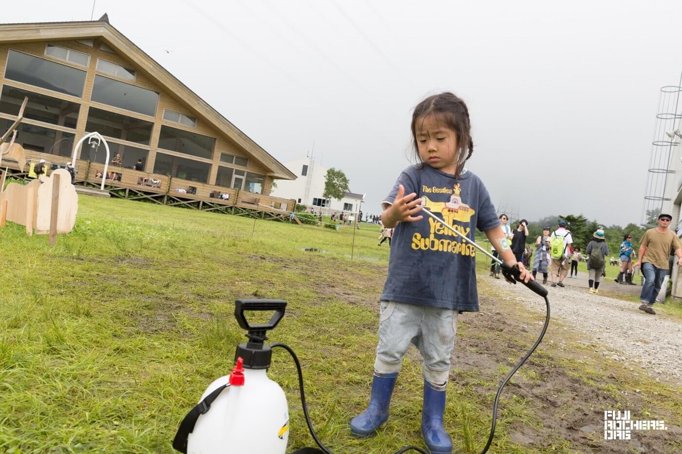 トンボに霧吹きに夢中