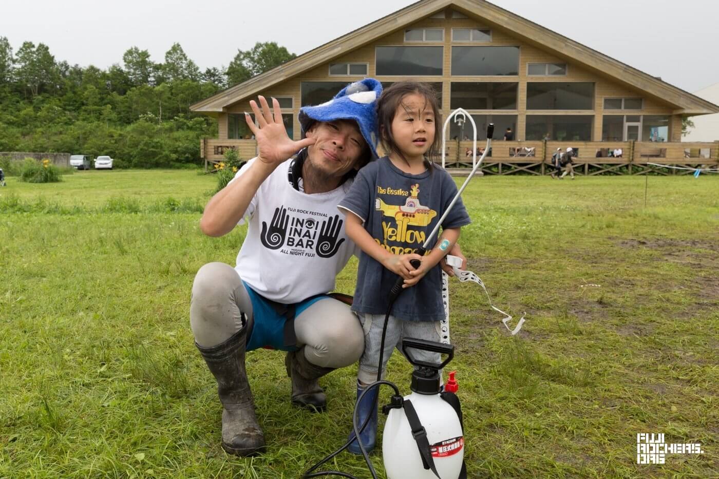 トンボに霧吹きに夢中