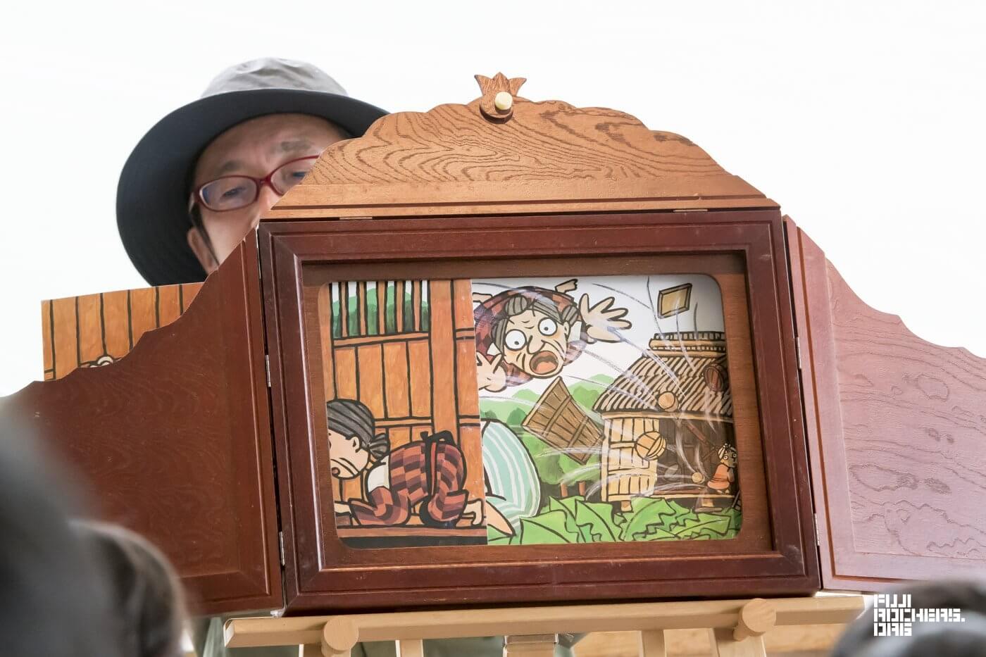 雨が降って、室内で紙芝居