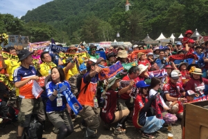 Soccer fans kick off their Saturday at Fuji Rock