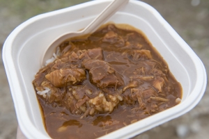 牛・豚・鶏のデミ煮込み丼