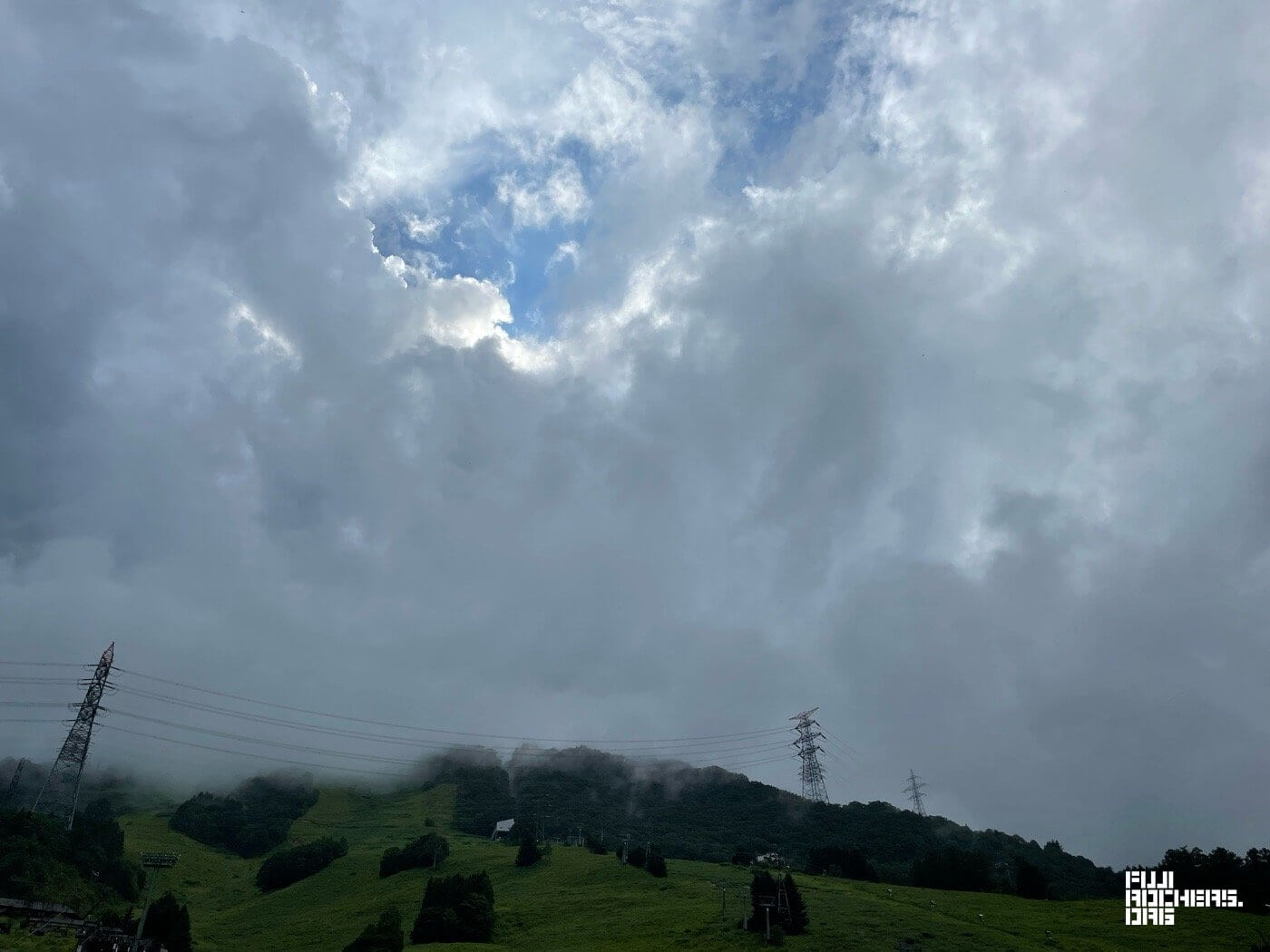 晴れたり、曇ったり、雷が鳴ったり。