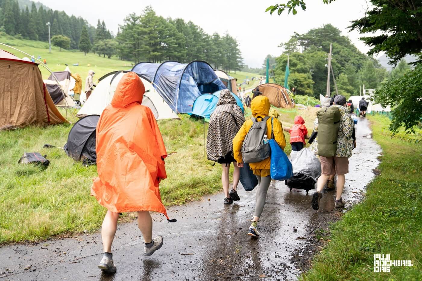 雨のテント設営は、もう大変！