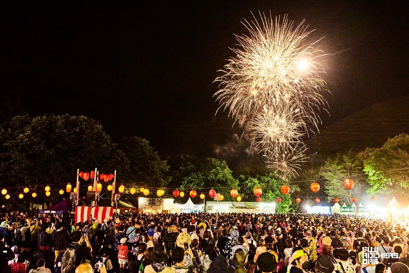 前夜祭のライブスタートを告げる花火！