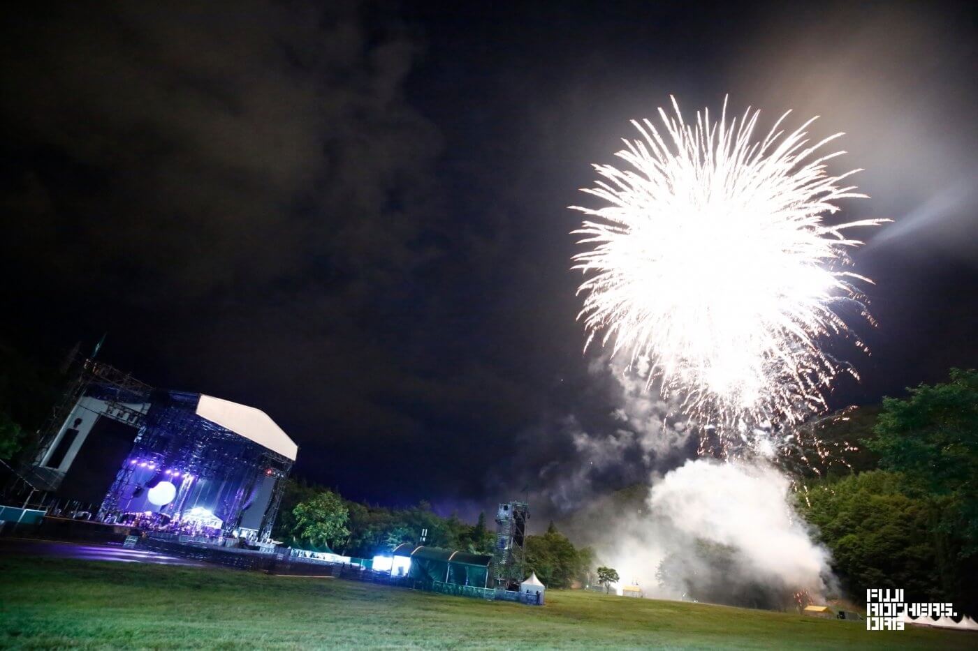 前夜祭のライブスタートを告げる花火！