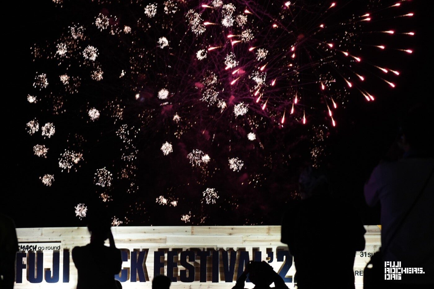 前夜祭のライブスタートを告げる花火！