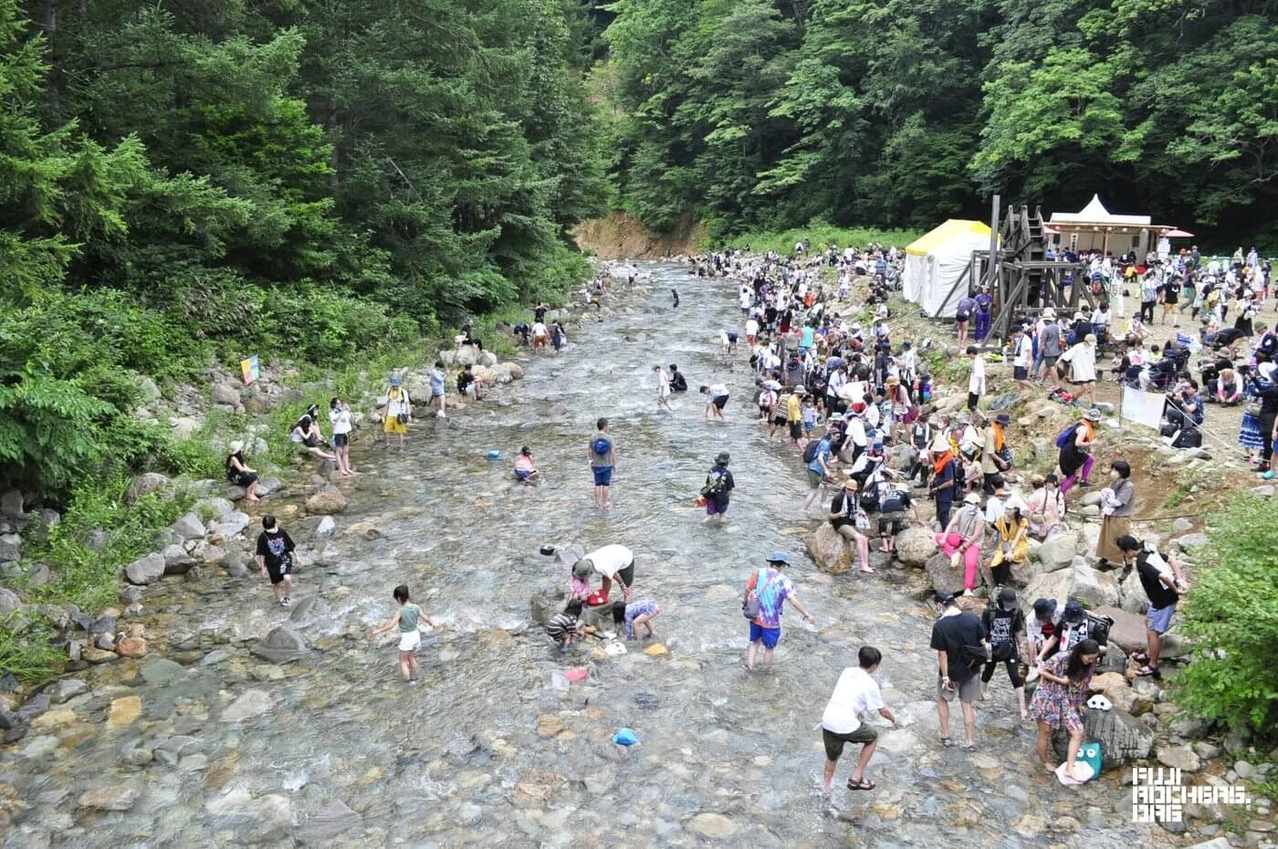 夕方になっても川は大盛況