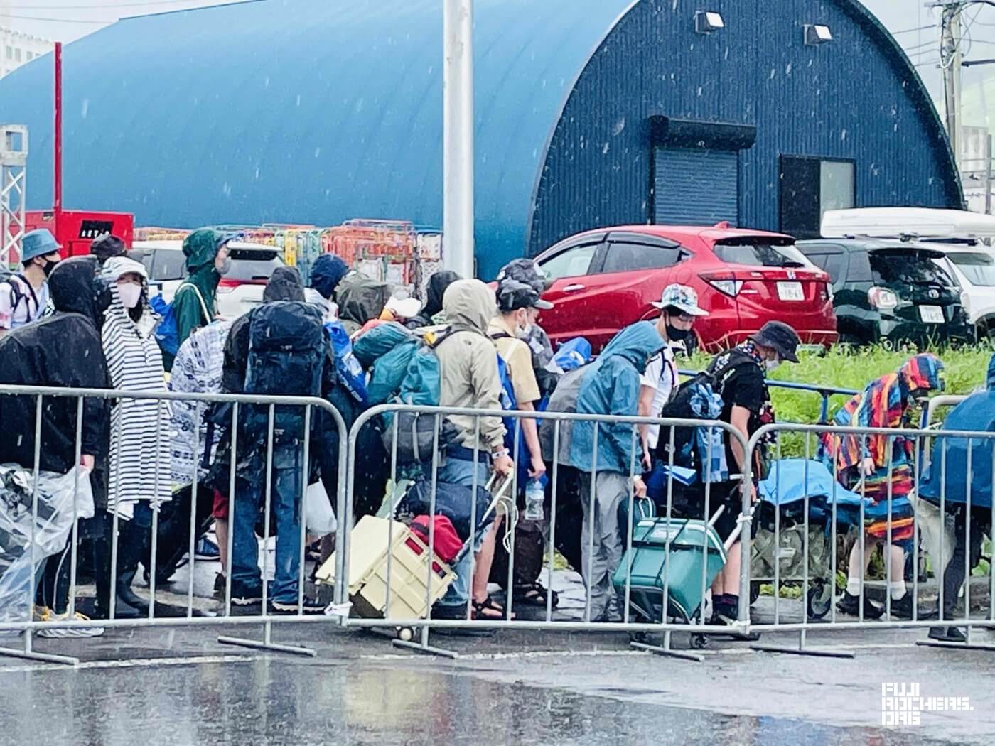 雨の中、続々とキャンプサイトへ