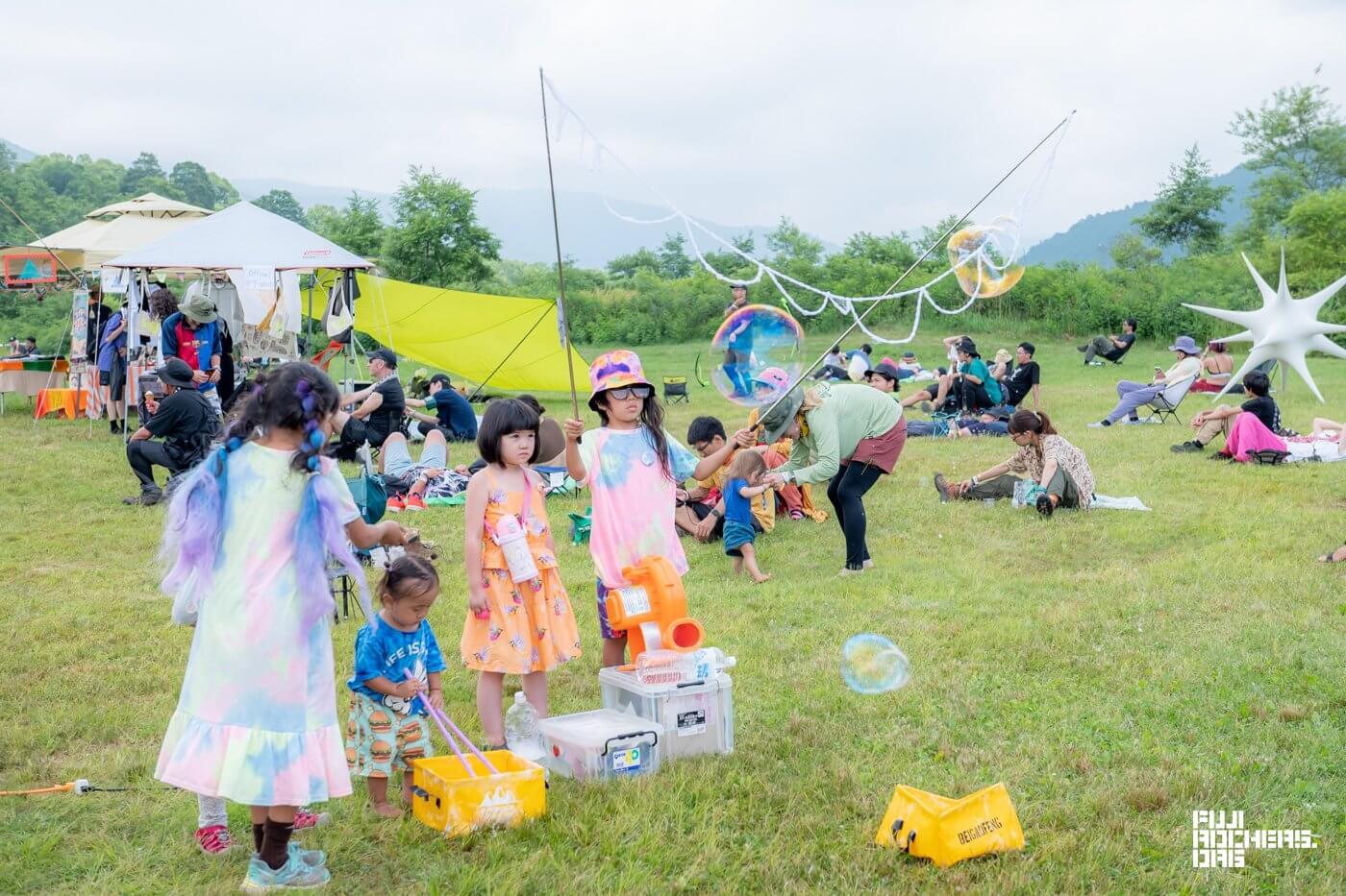 シャボン玉、たくさん作るか、すぐ潰すのか