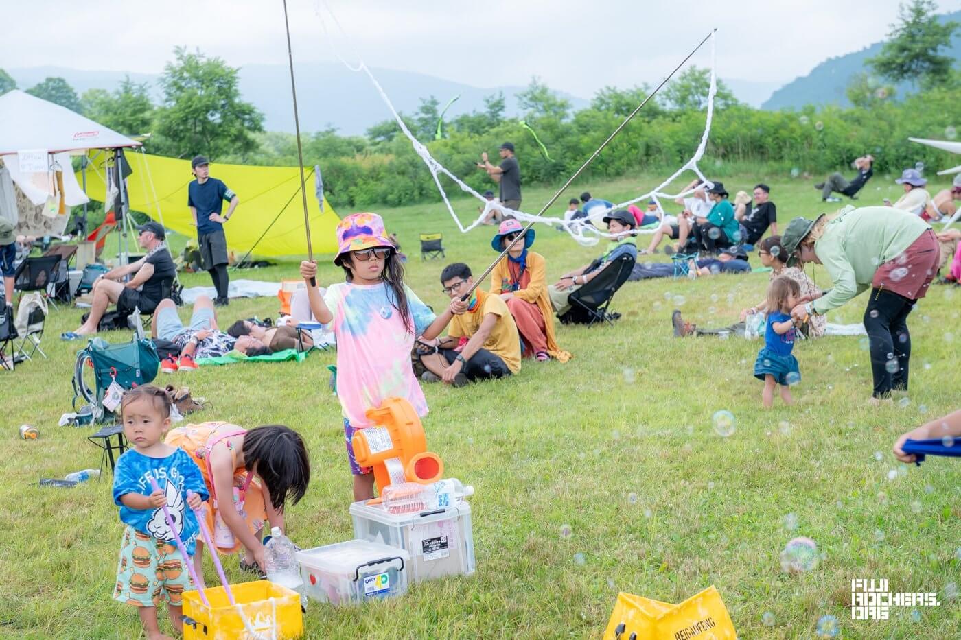 シャボン玉、たくさん作るか、すぐ潰すのか