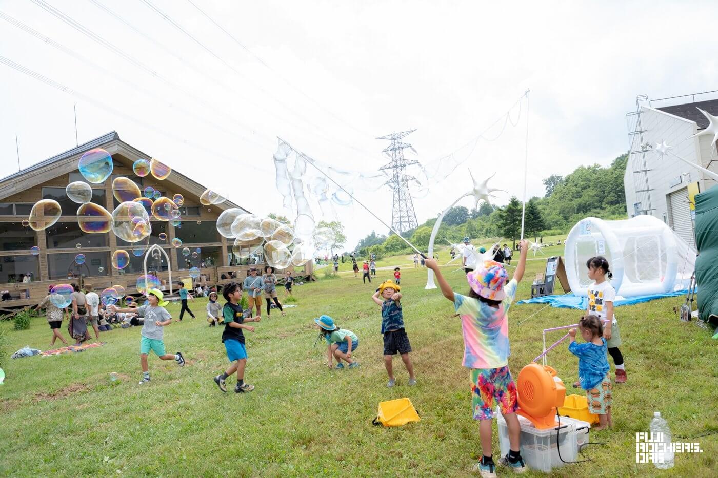 シャボン玉、たくさん作るか、すぐ潰すのか