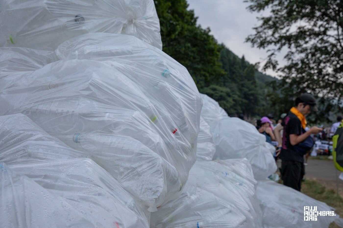 なんだ、このペットボトルの山は？