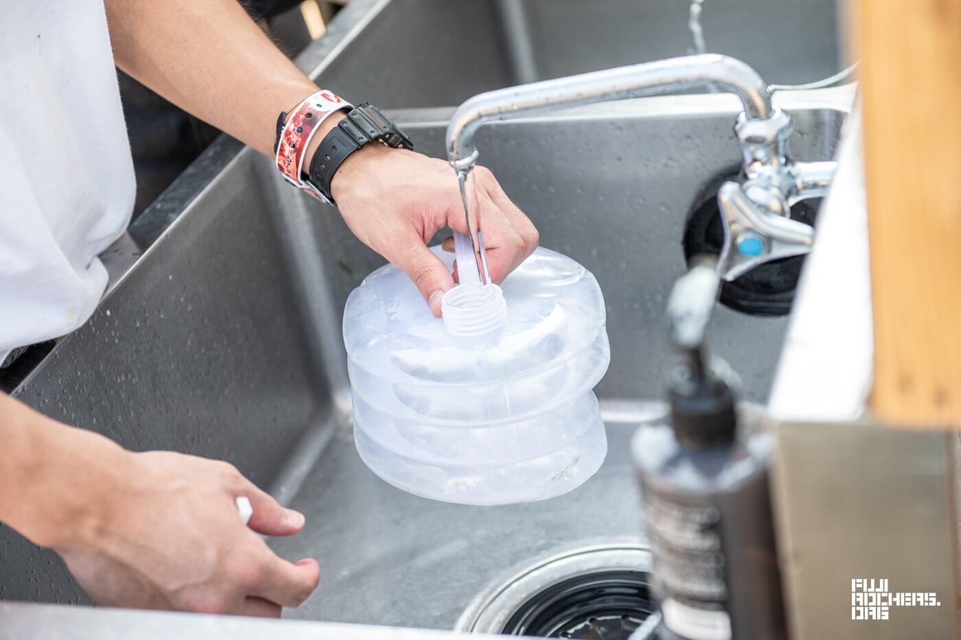 朝の水場はおおにぎわい