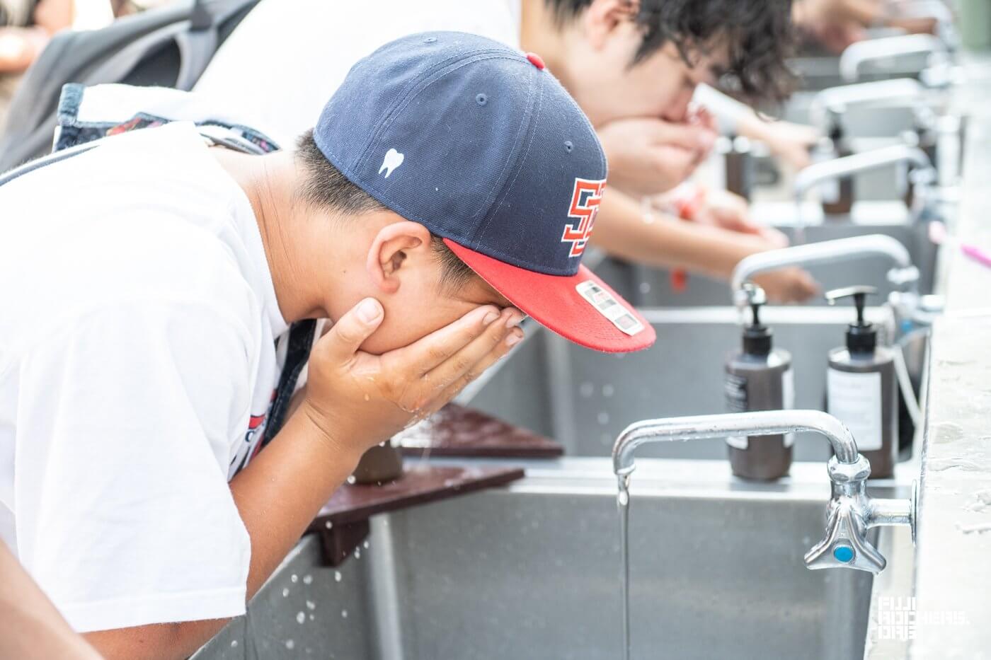 朝の水場はおおにぎわい