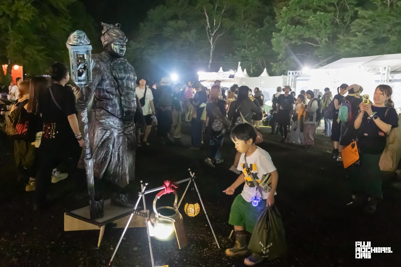 大道芸のパフォーマーさんと少年