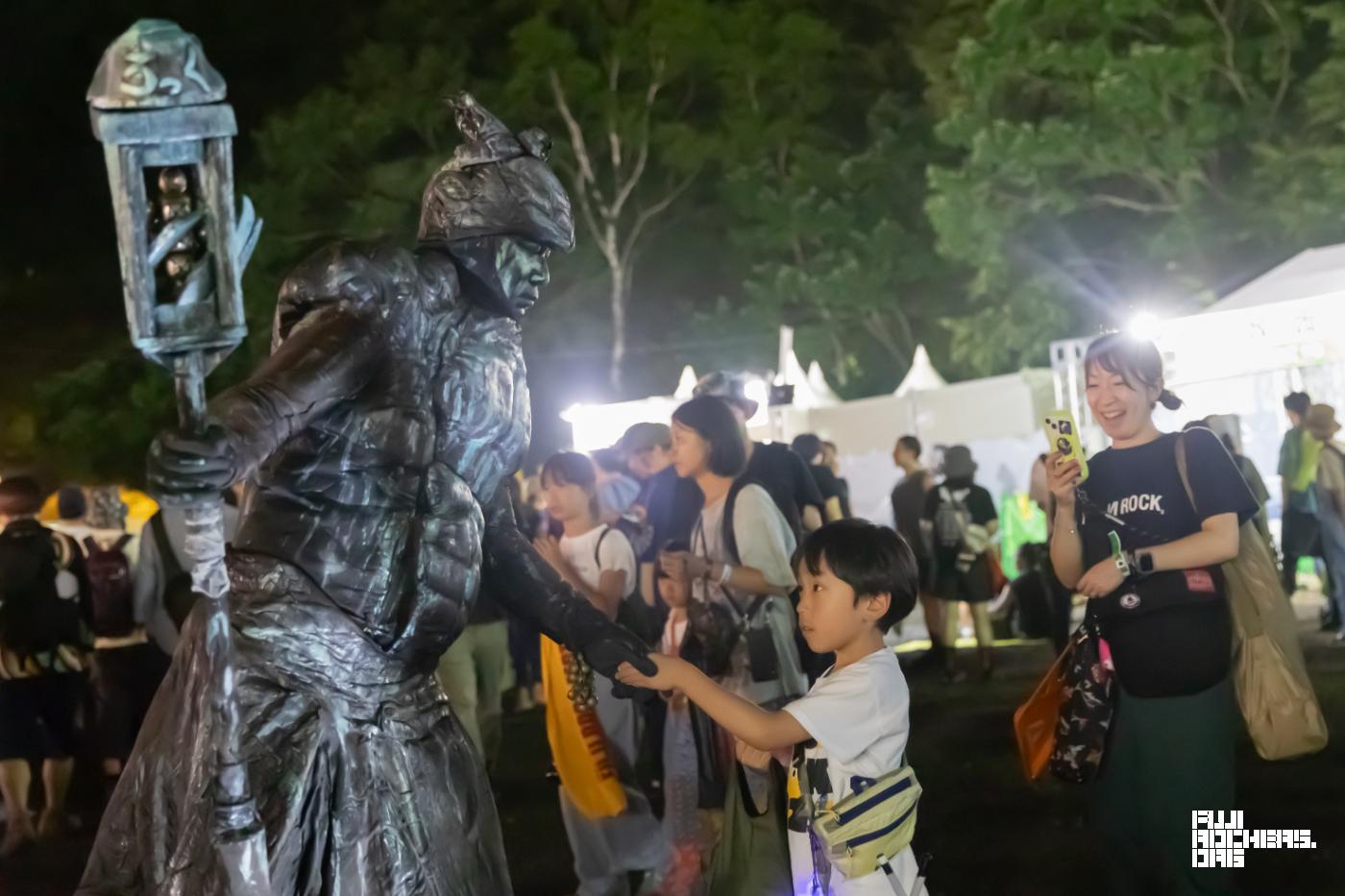 大道芸のパフォーマーさんと少年