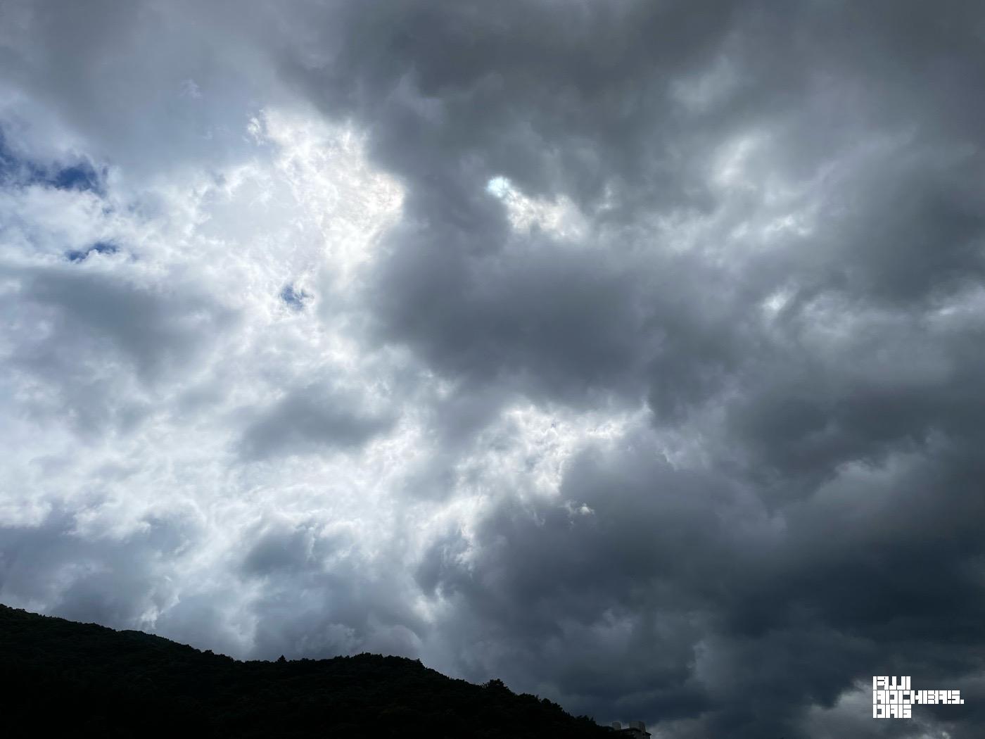 雲が分厚く垂れ込めて