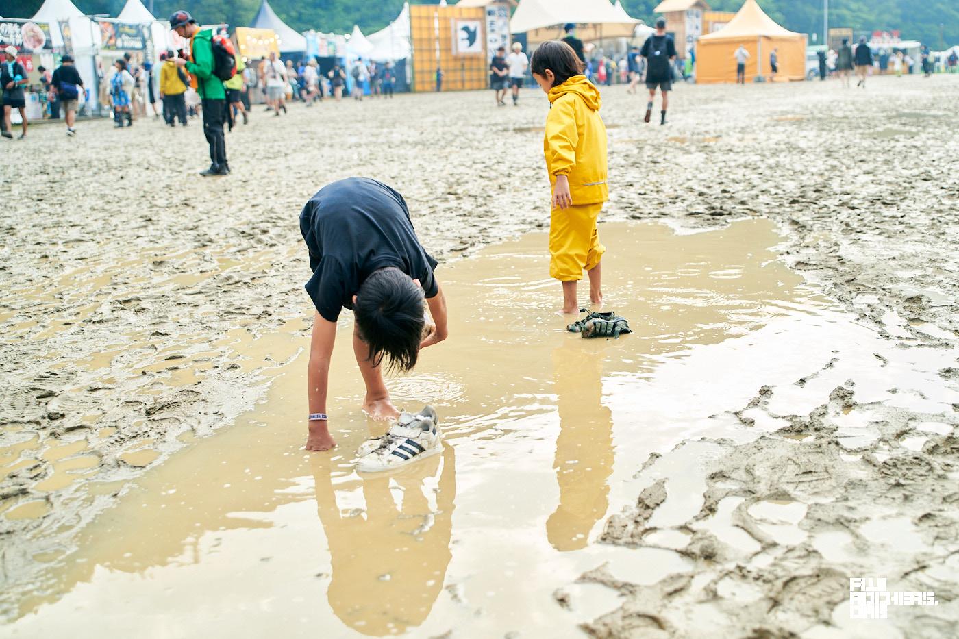 田んぼで遊ぶ