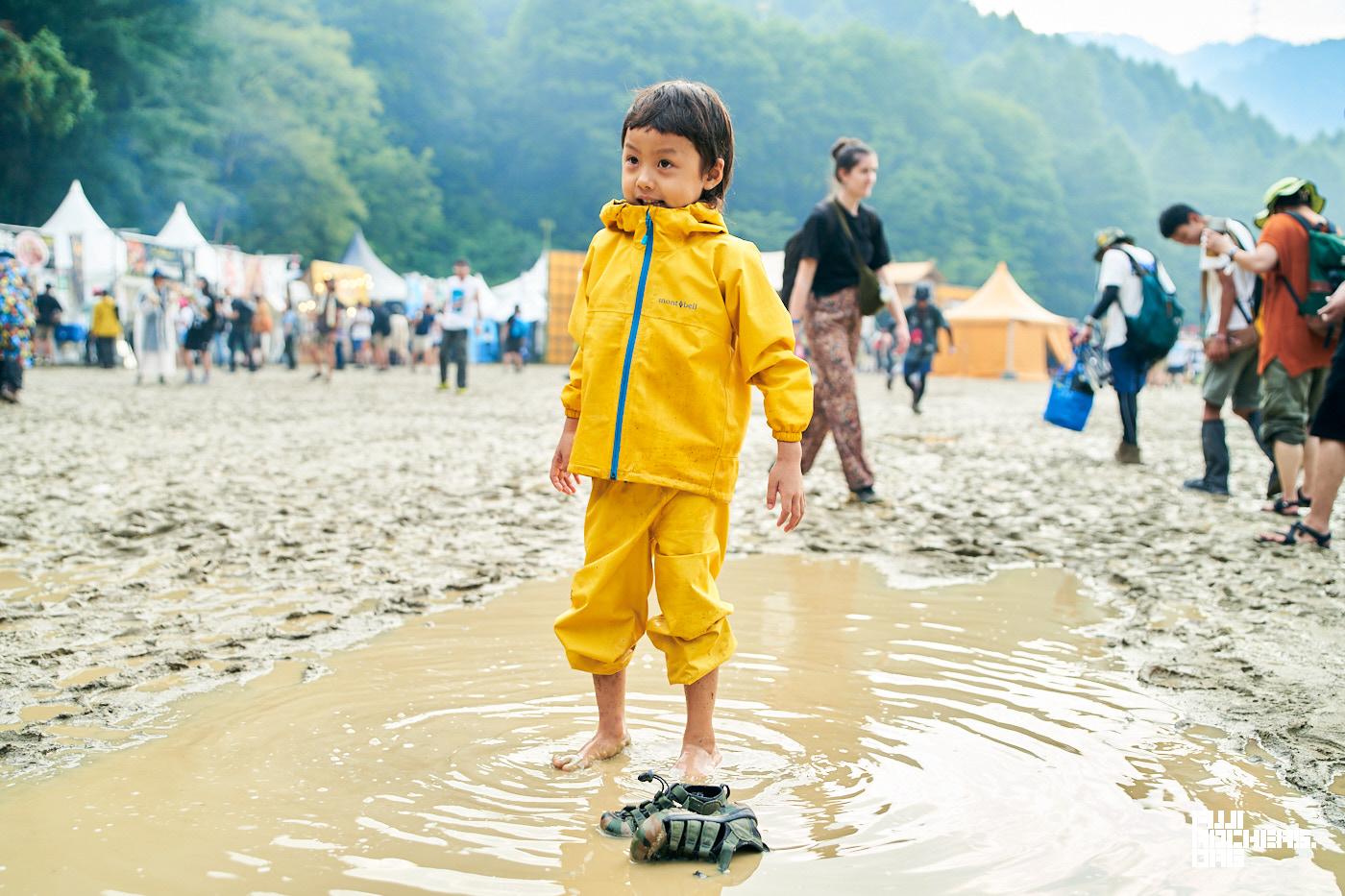 田んぼで遊ぶ