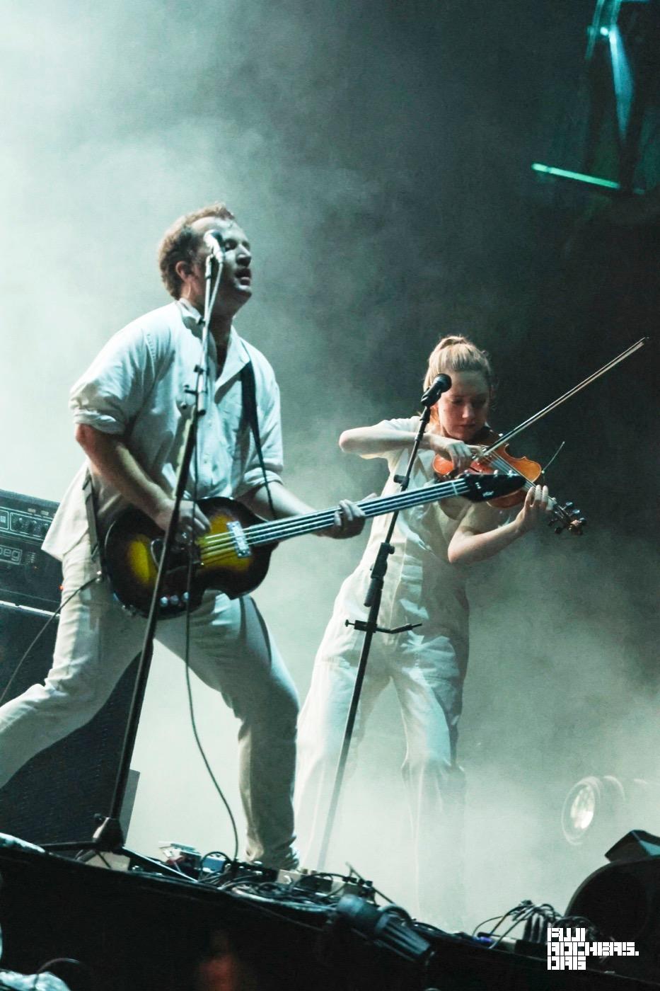 VAMPIRE WEEKEND