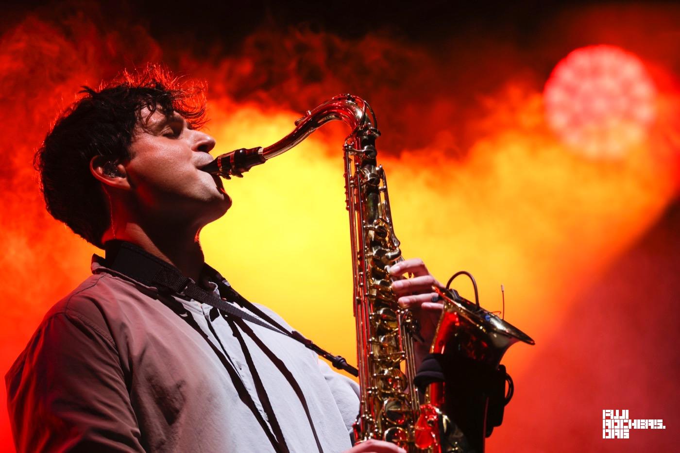 VAMPIRE WEEKEND