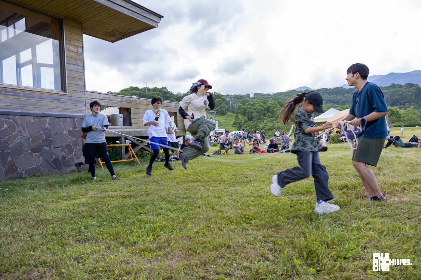 SkyGrassで大縄飛びを！