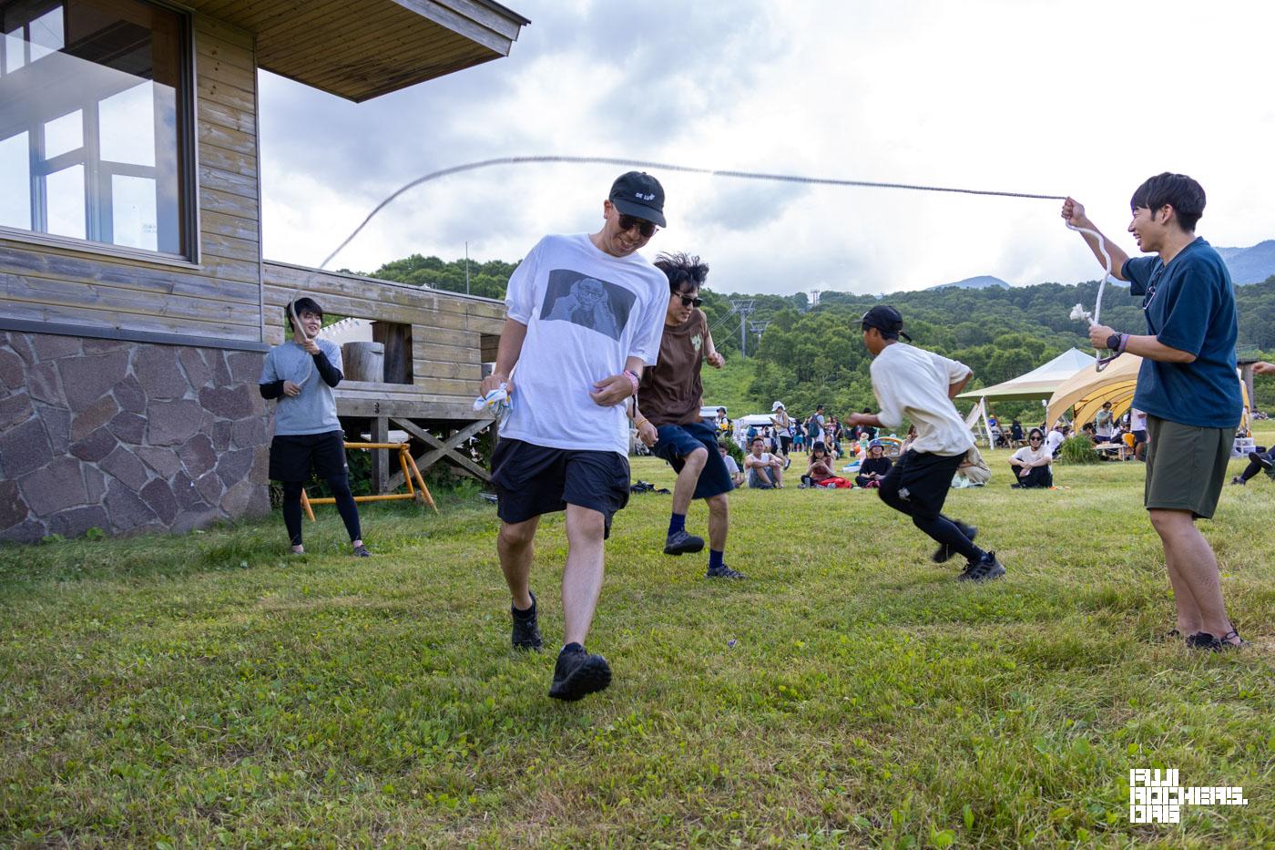SkyGrassで大縄飛びを！