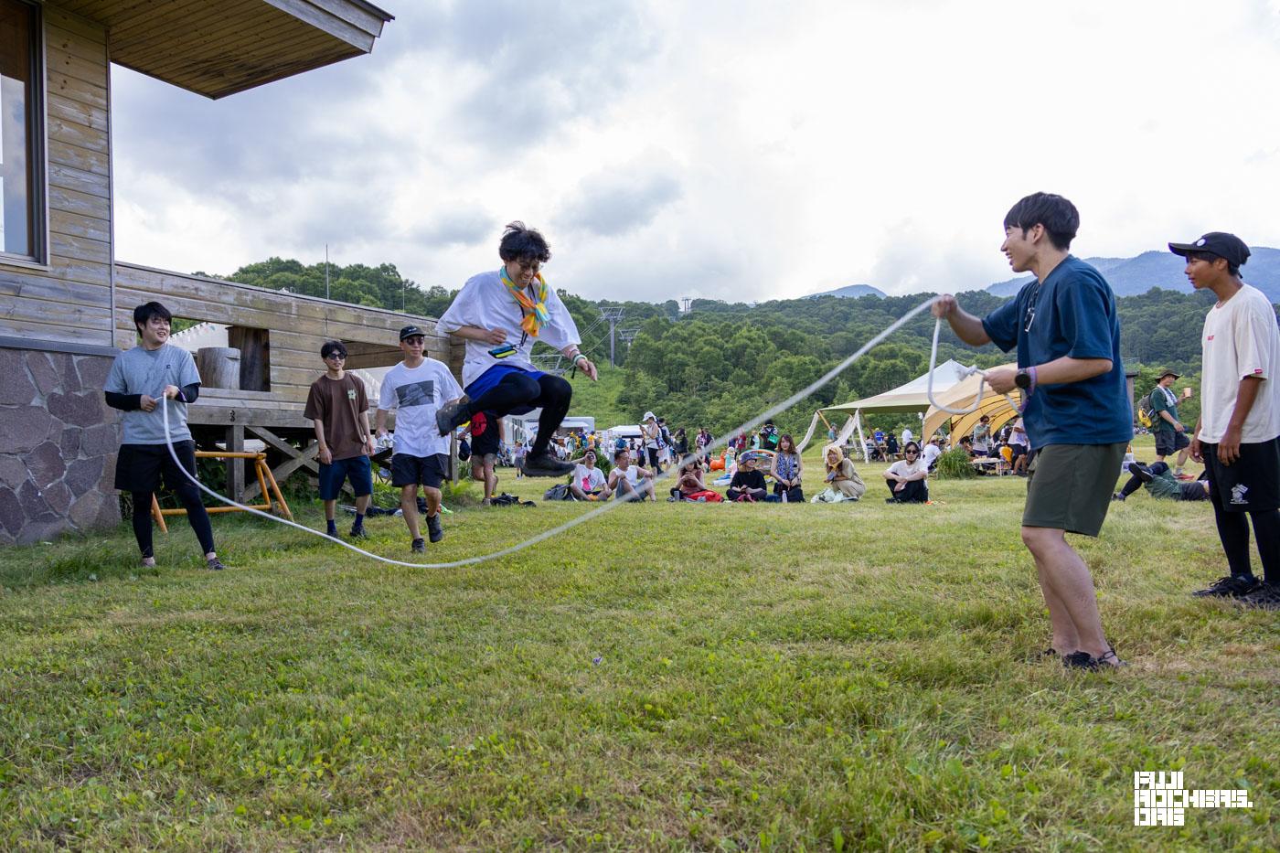 SkyGrassで大縄飛びを！