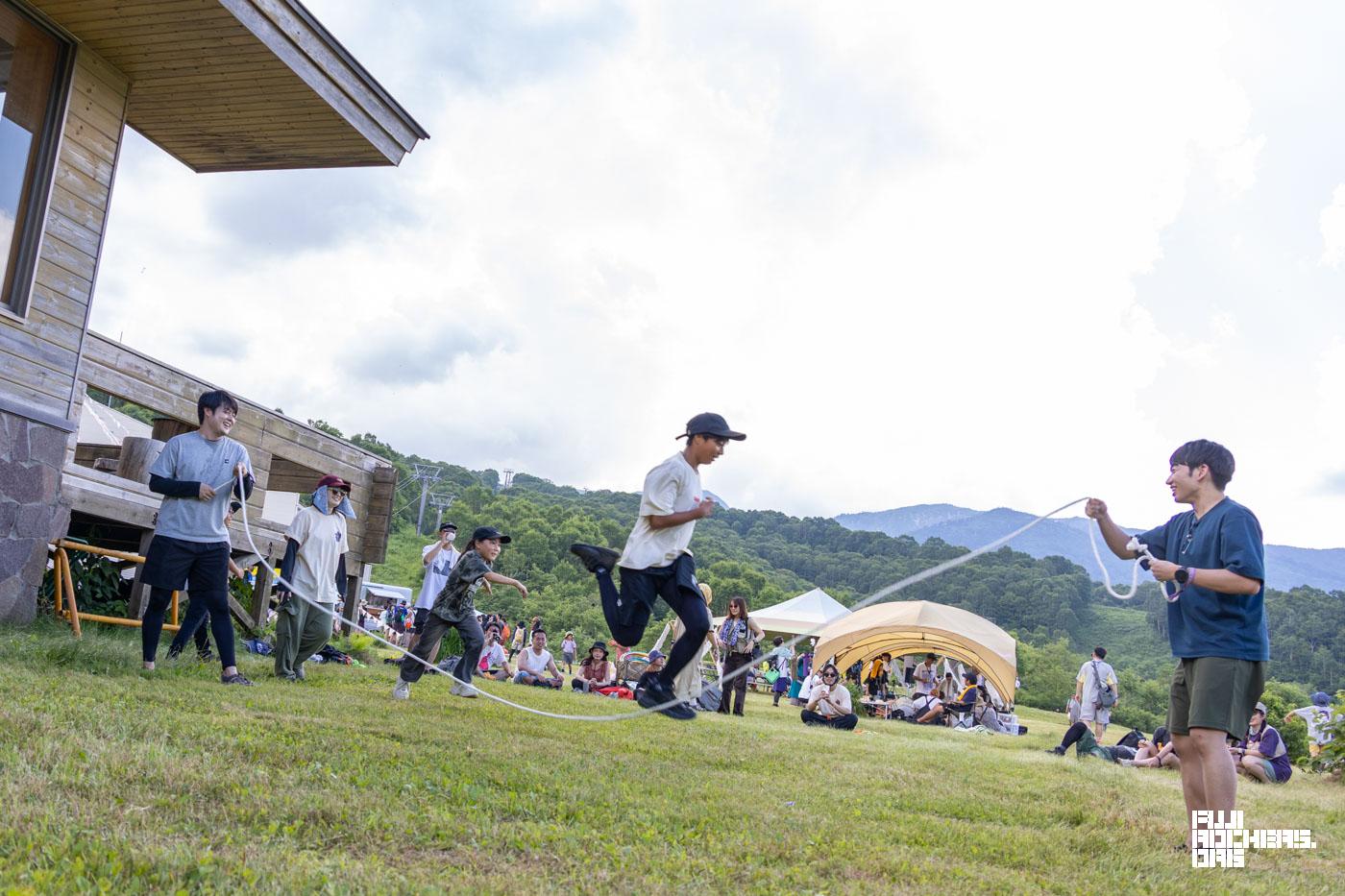 SkyGrassで大縄飛びを！