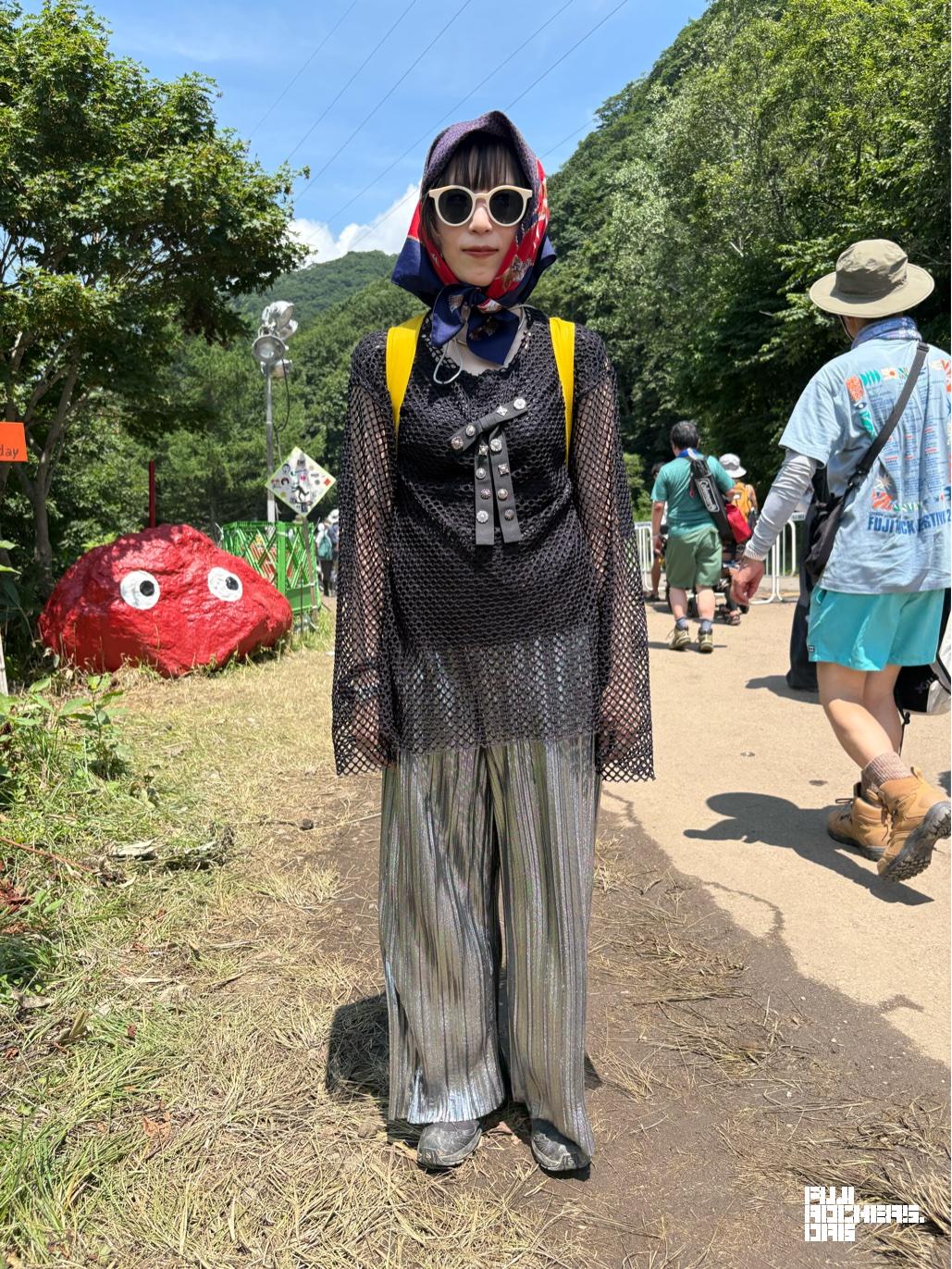 mont-bellのリュックとSALOMONのスニーカー